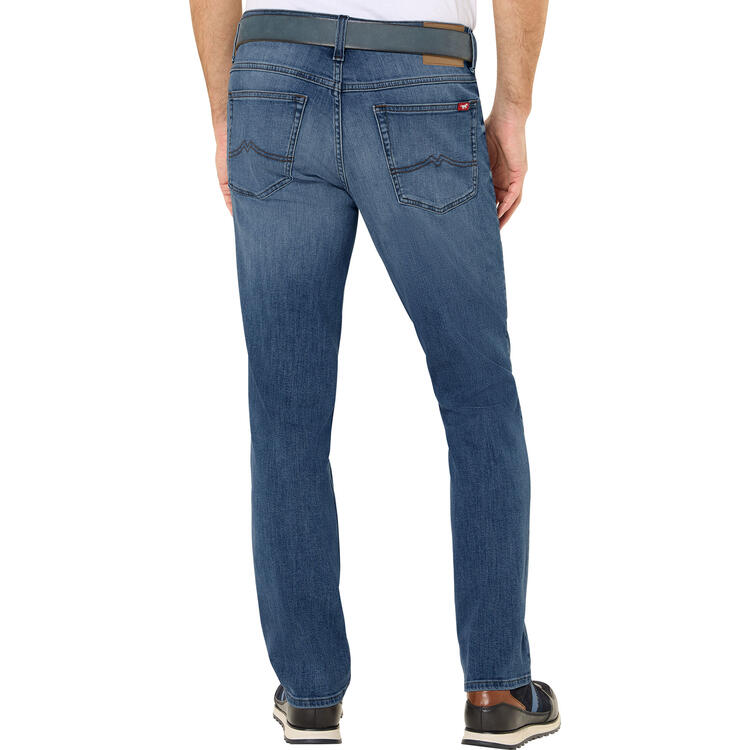 Auf diesem Bild sehen Sie Mustang Herren Stretch-Jeans in der Farbe mittelblau