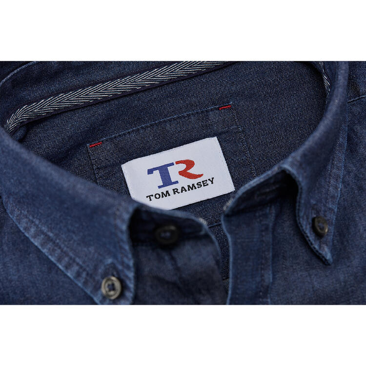 Auf diesem Bild sehen Sie Tom Ramsey Herren Jeanshemd langarm in der Farbe dunkelblau
