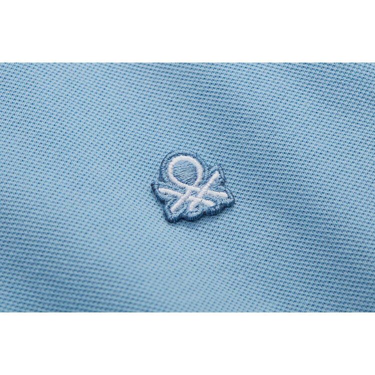 Auf diesem Bild sehen Sie Benetton Poloshirt kurzarm unisex, unifarben aus 100% Baumwolle&nbsp; in der Farbe hellblau