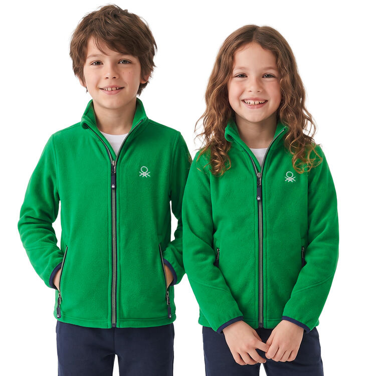 Auf diesem Bild sehen Sie Benetton Kinder Fleecejacke, atmungsaktiv und schnelltrocknend in der Farbe gr�n