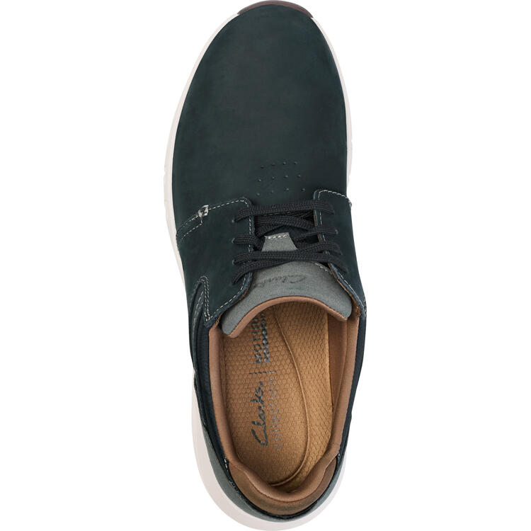Auf diesem Bild sehen Sie Clarks Lederschuhe in der Farbe blau
