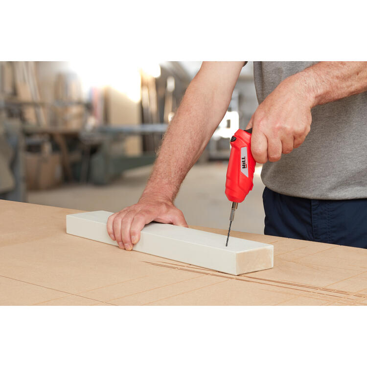 Auf diesem Bild sehen Sie GRATIS* HILL 46-teiliges Akku-Schrauber-Set in der Farbe rot