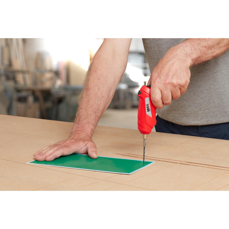 Auf diesem Bild sehen Sie GRATIS* HILL 46-teiliges Akku-Schrauber-Set in der Farbe rot